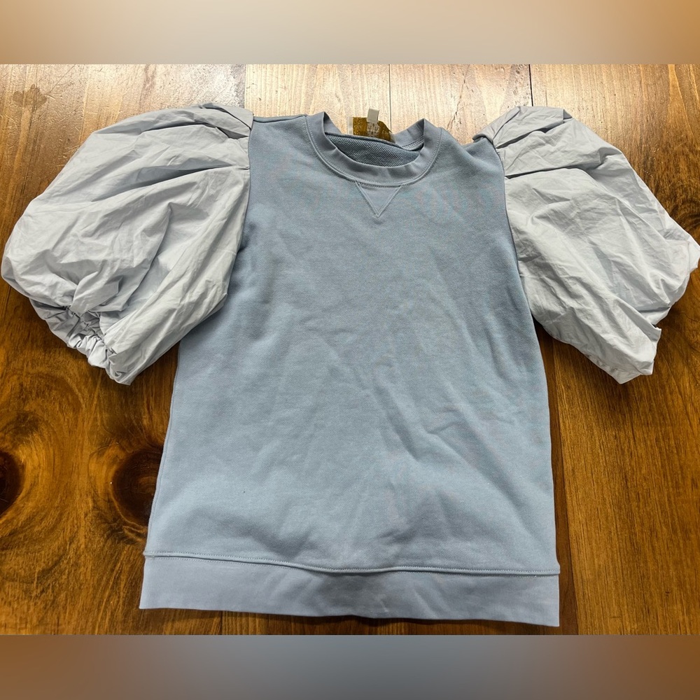 Euc size small Anna cate size small “kat” sweatshirt smoke and pet free